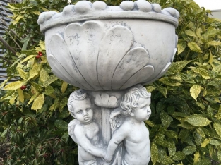 Schöne schwere volle Stein Blumentopf Vase von Engeln getragen