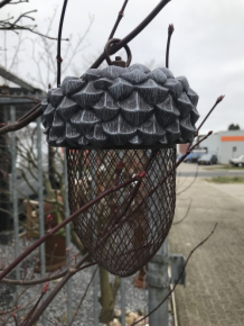 Vogelvoeder plek, voederbak in de vorm van een eikel, hele leuke tuin decoratie