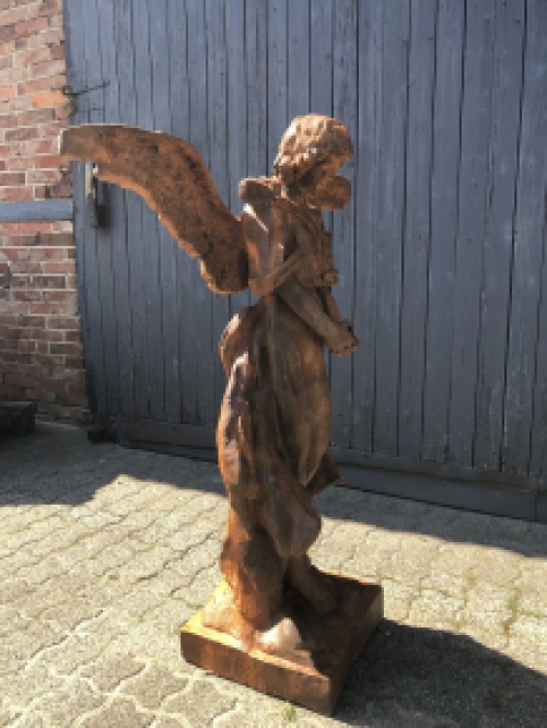Groot beeld van een engel, met mooie lichaamstaal, gietijzeren en exclusieve engel