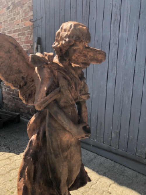 Groot beeld van een engel, met mooie lichaamstaal, gietijzeren en exclusieve engel