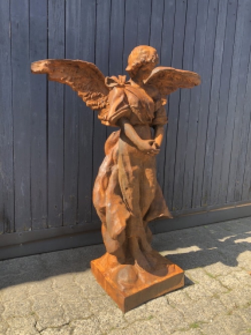Groot beeld van een engel, met mooie lichaamstaal, gietijzeren en exclusieve engel