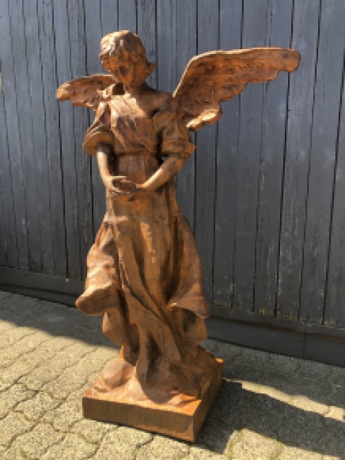 Groot beeld van een engel, met mooie lichaamstaal, gietijzeren en exclusieve engel