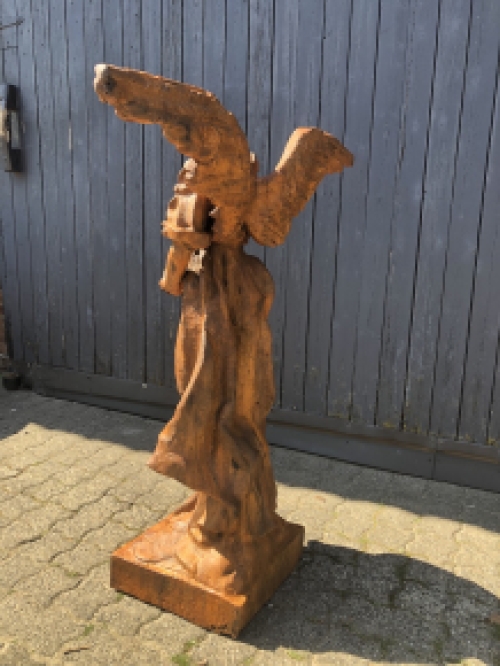 Groot beeld van een engel, met mooie lichaamstaal, gietijzeren en exclusieve engel