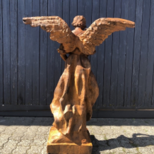 Groot beeld van een engel, met mooie lichaamstaal, gietijzeren en exclusieve engel