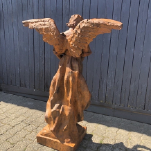 Groot beeld van een engel, met mooie lichaamstaal, gietijzeren en exclusieve engel