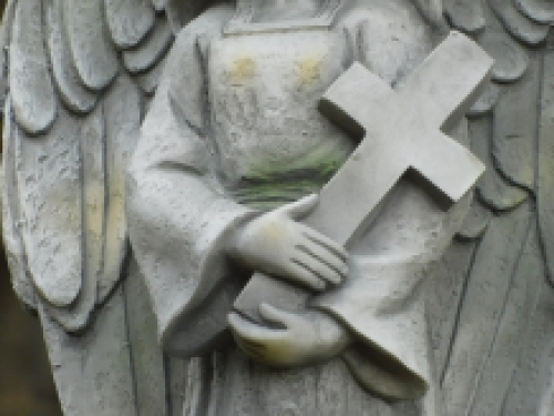 Stehender Engel mit Kreuz - Polystone