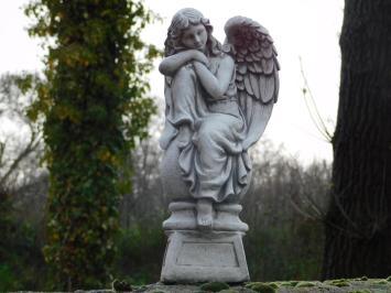 Sitzender Engel auf Kugel - Vollstein - Engelskulptur