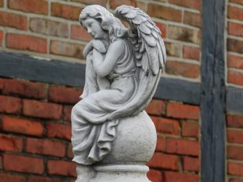 Zittende Engel op Bol - Volledig Steen - Engelsculptuur