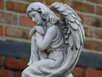 Sitzender Engel auf Kugel - Vollstein - Engelskulptur