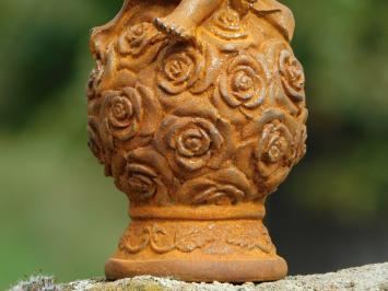 Engel auf einer Rosenkugel – Gusseisen – ca. 15,5 cm hoch