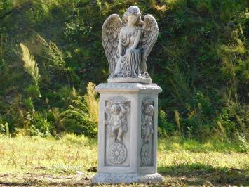 Engel mit Flügeln auf englischem Sockel – 113 cm – Stein