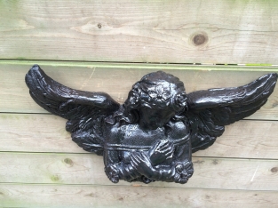1 „Angelic“ Engelsskulptur aus Gusseisen, schwarz