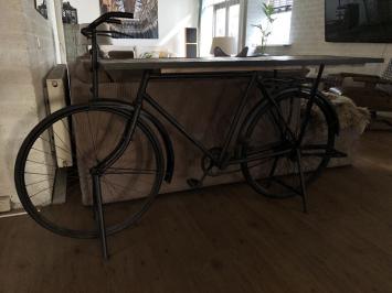Schöner Beistelltisch, Fahrrad aus Metall mit Holztischplatte, sehr speziell und cool!