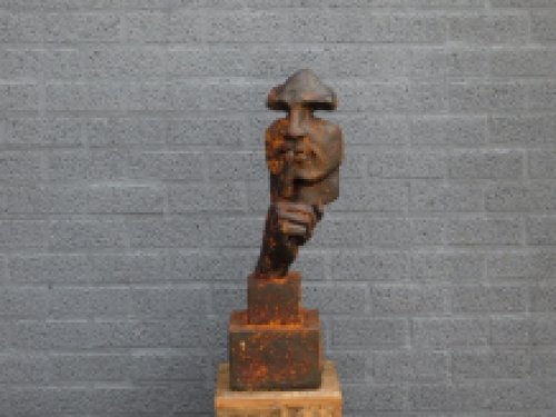 Een exclusief en bijzonder beeld van ''de fluisteraar'', polystein, sculptuur als decoratie