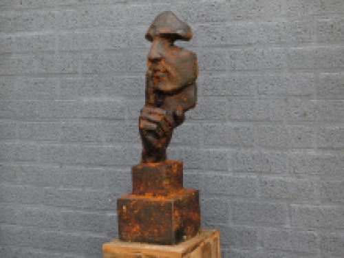 Eine exklusive und besondere Skulptur des ''Flüsterers'', Polystein, Skulptur als Dekoration