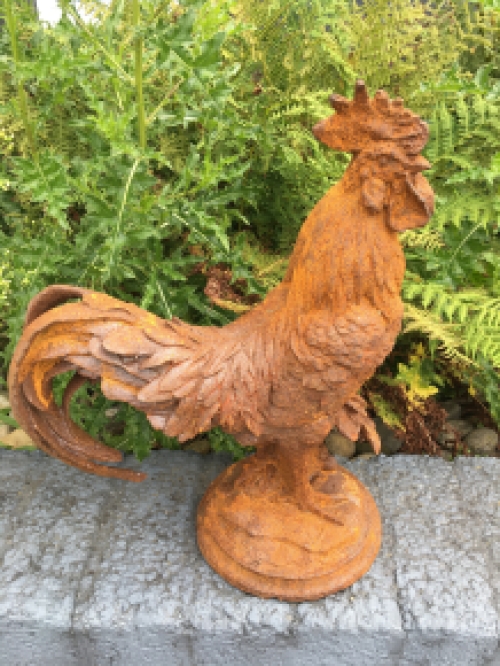 Hanen sculptuur, gemaakt van zwaar gietijzer