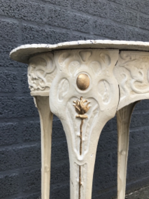 Een gietijzeren tafel, wit, art nouveau ''flower''