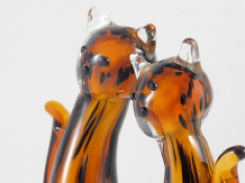 Glasskulptur von zwei Katzen / Weibchen, in Farbe