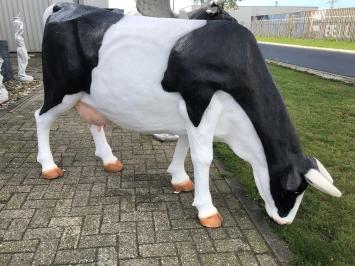Mooie sculptuur van een grote koe, prachtig in kleur gezet, echte eye-catcher!!