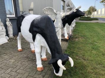 Mooie sculptuur van een grote koe, prachtig in kleur gezet, echte eye-catcher!!