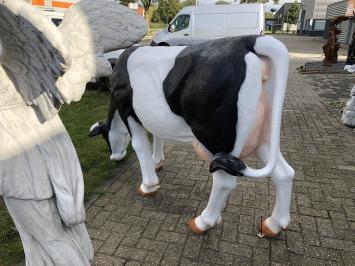 Mooie sculptuur van een grote koe, prachtig in kleur gezet, echte eye-catcher!!