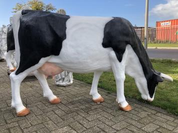 Mooie sculptuur van een grote koe, prachtig in kleur gezet, echte eye-catcher!!