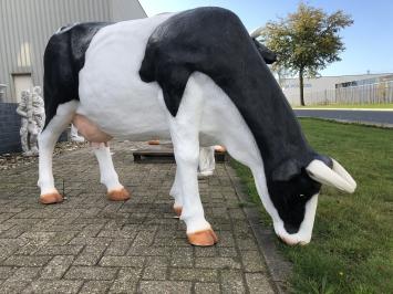 Mooie sculptuur van een grote koe, prachtig in kleur gezet, echte eye-catcher!!