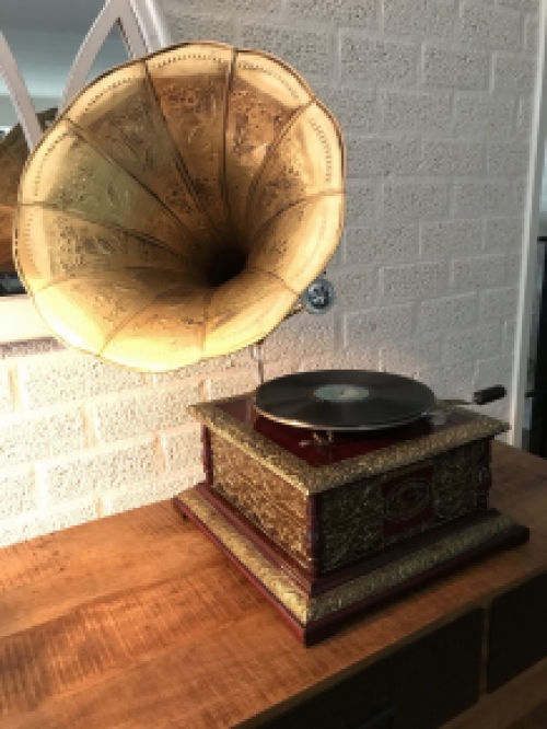 Elegantes nostalgisches Grammophon, Plattenspieler aus Messing und Holz