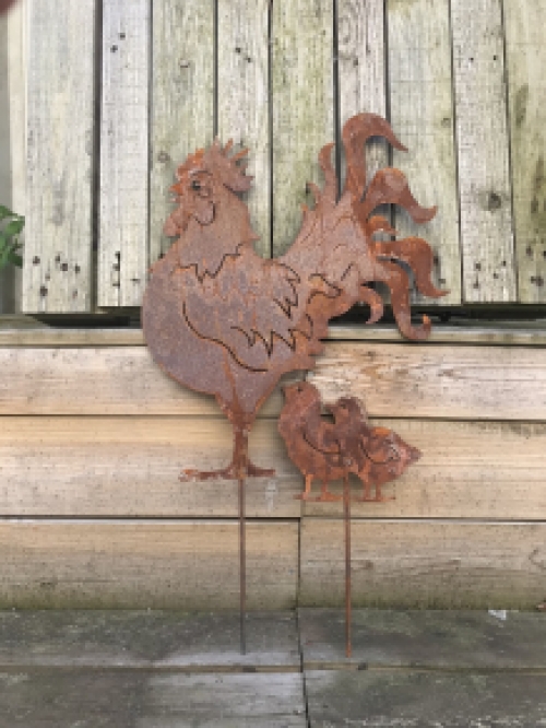 Silhouette eines Hahns und seiner 2 Küken, aus Gusseisen-Rost