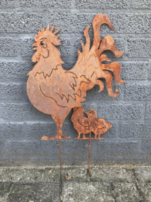 Silhouette eines Hahns und seiner 2 Küken, aus Gusseisen-Rost