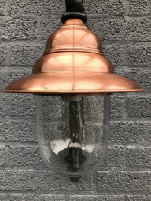 Nostalgische wandlamp Vera in de kleur groen, met een koperen kap