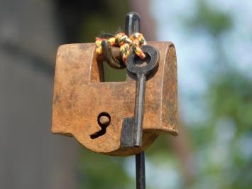 Mittelalterliches Vorhängeschloss mit Schlüssel auf Ständer - Dekoratives Meisterwerk der Nostalgie