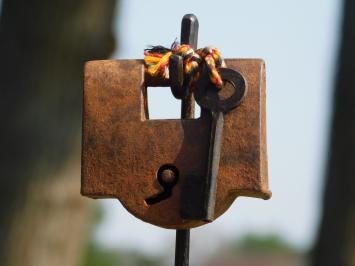 Mittelalterliches Vorhängeschloss mit Schlüssel auf Ständer - Dekoratives Meisterwerk der Nostalgie