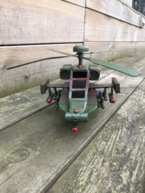Metalen schaalmodel van een Apache helikopter, gevechtshelikopter