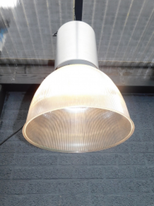 Fraaie grote  metalen antieke industriële  hanglamp met fraaie lichtkap.