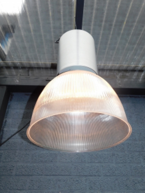 Fraaie grote  metalen antieke industriële  hanglamp met fraaie lichtkap.