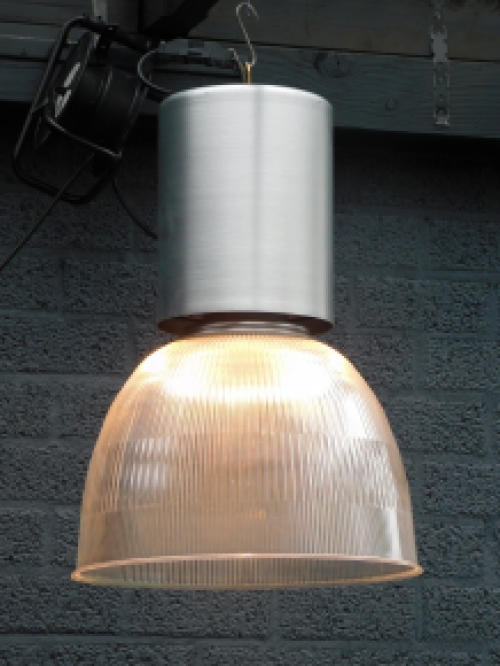 Fraaie grote  metalen antieke industriële  hanglamp met fraaie lichtkap.