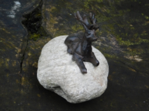 Gusseiserner Hirsch auf Felsbrocken, schöne Dekoration