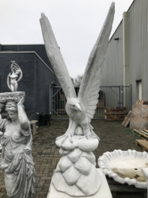 Adlerstatue, Gartenstatue, sehr groß, Tierstatue auf Sockel, Stein