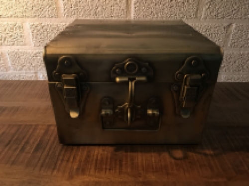 Aufbewahrungsbox aus Eisen, robuste und nostalgische Box mit antikem Schloss