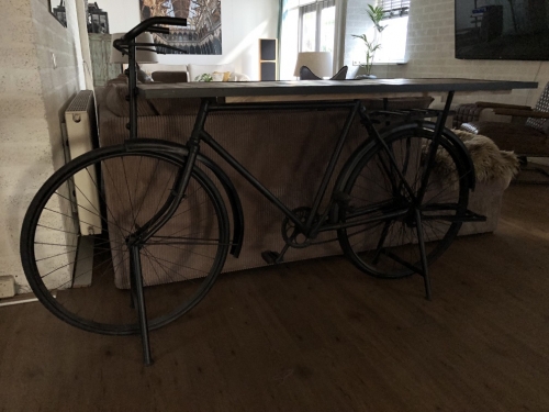 Prachtige sidetable, fiets metaal met houten tafelblad, zeer apart en gaaf!!