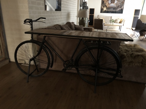 Prachtige sidetable, fiets metaal met houten tafelblad, zeer apart en gaaf!!