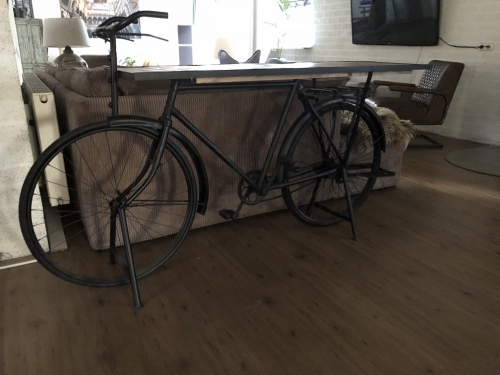 Schöner Beistelltisch, Fahrrad aus Metall mit Holztischplatte, sehr speziell und cool!