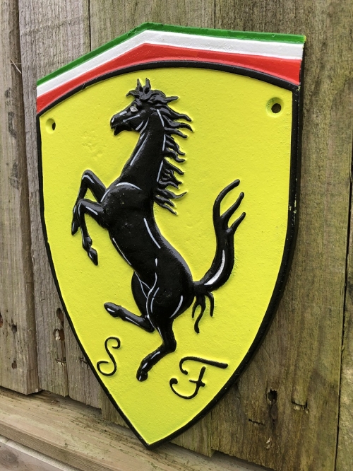 Wandschild, Emblem, Garagenschild mit Ferrari-Logo aus Gusseisen