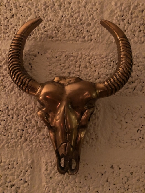 Schädel in Bronzefarbe, klein, sehr schön