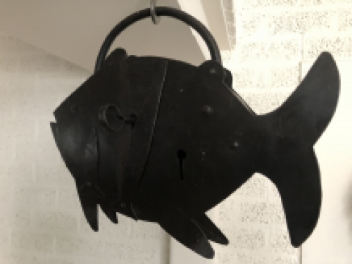 Groot metalen vintage old look slot in de vorm van een grote vis, geweldig en uniek!!