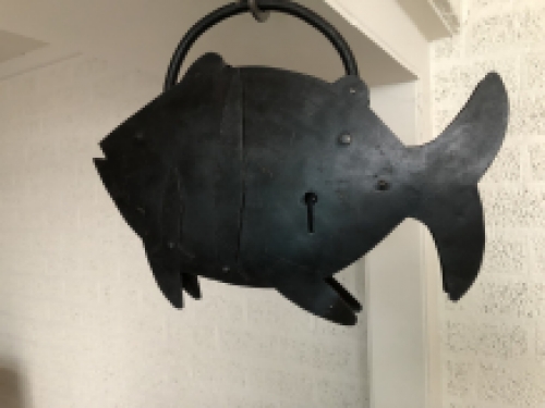 Groot metalen vintage old look slot in de vorm van een grote vis, geweldig en uniek!!