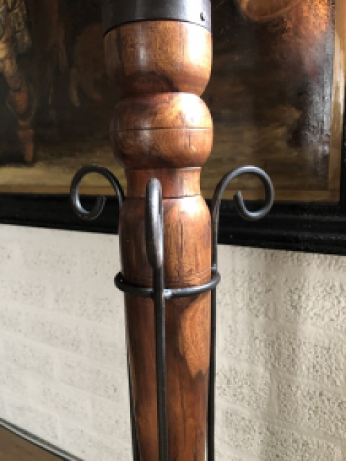 Stehende Schlossfackel als Kerzenständer - aus Holz und Eisen