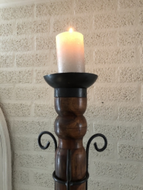 Stehende Schlossfackel als Kerzenständer - aus Holz und Eisen