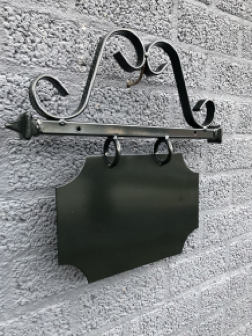 Ladenschild für die Fassade mit Werbeschild aus Metall, schwarz lackiert